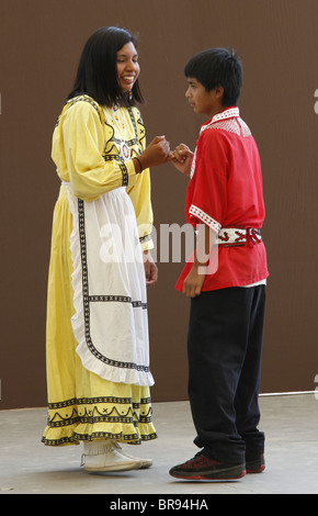 Una pareja de jóvenes indios Chactaw realizando una danza de bodas durante el Festival anual de las tribus del Sudeste.