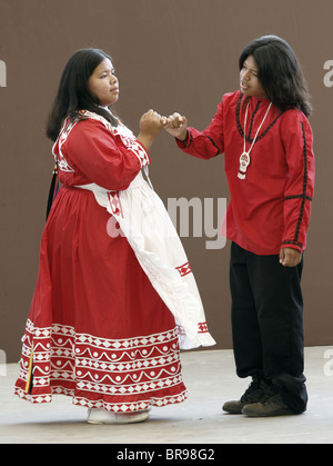 Una pareja de jóvenes indios Chactaw realizando una danza de bodas durante el Festival anual de las tribus del Sudeste.