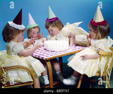 Cumpleaños De Los Niños Celebran La Fiesta Y Pastel En Un Plato Juntos.  Retrato De Tres Niños Niña Feliz Y El Niño En El Sombrero De Fiesta Sentado  Por Tabla. Fotos, retratos