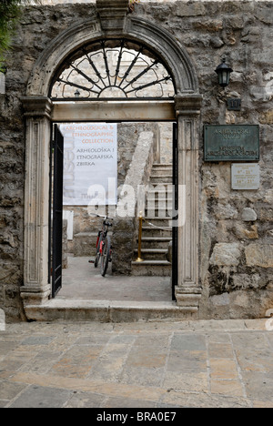 La entrada al museo arqueológico de la ciudad vieja de Budva. El museo alberga los restos de la ciudad griega y .... Foto de stock