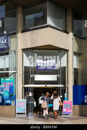 Halifax Bank sucursal en el centro de la ciudad de Huddersfield, West Yorkshire, Inglaterra, Reino Unido. Foto de stock