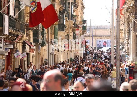 La calle principal peatonal en Valletta, Malta. Foto de stock