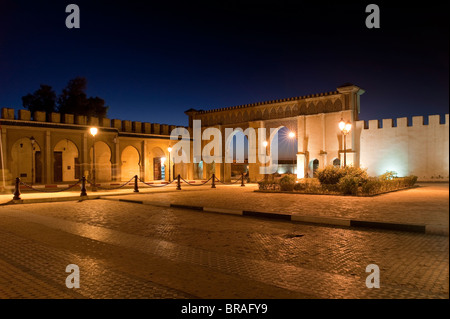 Entrada a la Medina frente al mausoleo de Moulay Ismail, Meknes, Marruecos, Norte de África, África Foto de stock