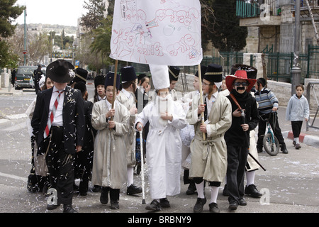 Niños vestidos para fiesta de Purim en Mea Shearim, barrio ortodoxo judío, Jerusalem, Israel Foto de stock