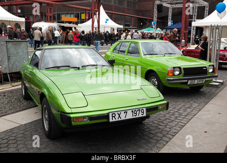  Green 1979 Mazda RX-7 y 1978 coches Mazda 323 muestra en el MX-5 20  aniversario evento en Zeche Zollverein, Essen Fotografía de stock - Alamy