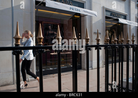 París, Francia, Compras de lujo, Prada tienda de ropa de lujo, frente de  tiendas, escaparate 'Avenue Montaigne' tienda de ropa de moda nombre, Rich  Products Fotografía de stock - Alamy