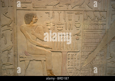 Jeroglíficos egipcios en un muro de piedra arenisca en un museo Foto de stock