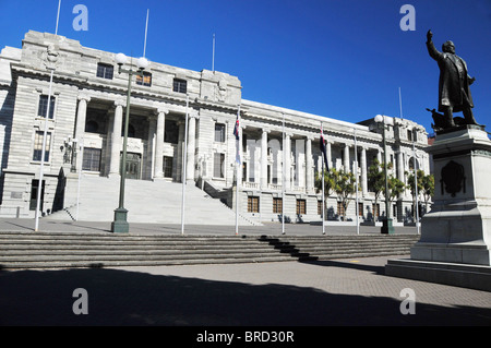 Isla del Norte, Nueva Zelanda, Wellington, escultura de bronce de Richard John Seddon, está fuera de los edificios del parlamento. Foto de stock