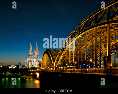 Ver en Colonia con el puente del ferrocarril y Dom en la noche. Foto de stock