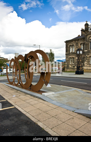 Escultura de arte público por John credo llamado aceleración situados fuera de la ciudad de Gateshead Hall. Foto de stock