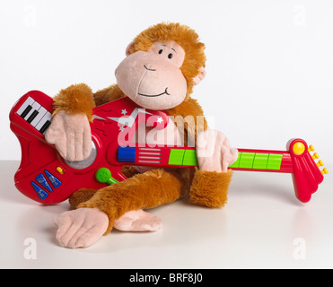 Mono de juguete tocando la guitarra, close-up Foto de stock