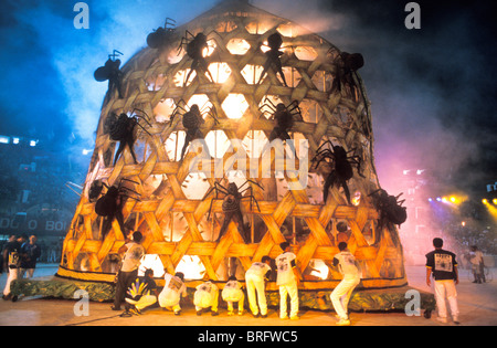 Durante el "Boi Bumba' Amazon Carnaval, un flotador que representa un montón de hormigas gigantes exploads a la vida con un rito de pasaje. Foto de stock