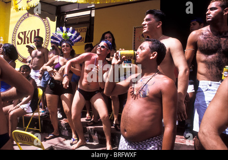 Hombres y mujeres beber y bailar durante el "Boi Bumba' Amazon celebraciones de carnaval, Parintins, Brasil Foto de stock