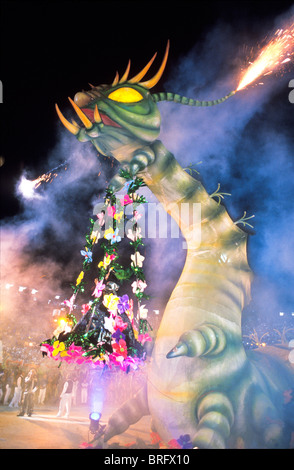 Durante el "Boi Bumba' Amazon Carnaval, un gigante de flotación Caterpillar ruge en la vida durante el evento en el estadio de Parintins, Brasil. Foto de stock