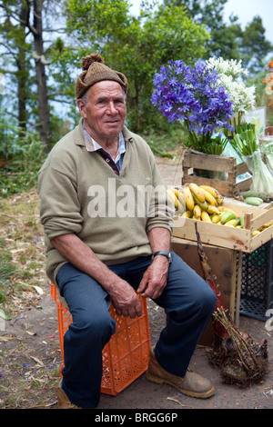 Proveedor local de ancianos en Portela pasa en Madeira la venta de flores y frutas Foto de stock