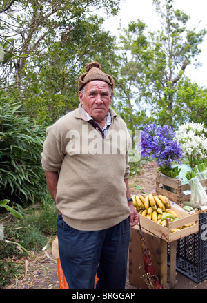 Proveedor local de ancianos en Portela pasa en Madeira la venta de flores y frutas Foto de stock