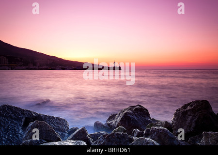 Twilight time en una orilla rocosa. Crimea, Ukrine