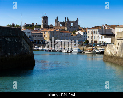 La entrada de la bahía del puerto de St Martin de Re en la isla francesa de Ile de Re cerca de La Rochelle Foto de stock