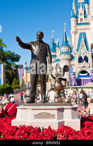 Walt y Mickey's Partners estatua frente al Castillo de Cenicienta en el parque temático Walt Disney's Magic Kingdom Foto de stock