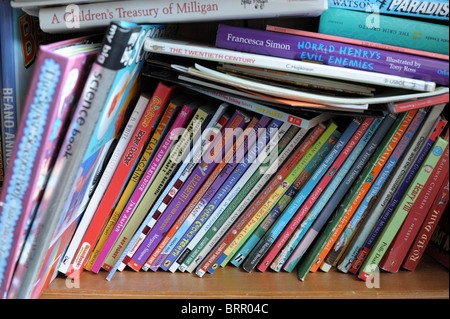 De segunda mano, baratos, usados, viejos libros vendidos en negociar a los  lectores en la ciudad de Ahmadabad, India Fotografía de stock - Alamy