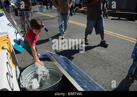 Un panel solar está demostrado ejecutando una bomba a un green street fair en Brooklyn en Nueva York