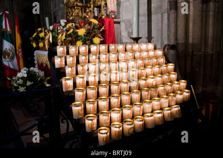 París, Francia - encendido velas votivas en la pantalla de la Iglesia Católica, La Catedral de Notre Dame