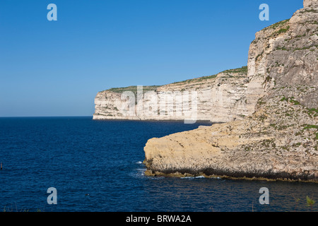 Vistas a los acantilados cerca de Xlendi, en Gozo, Malta, Europa Foto de stock