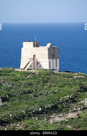 Antigua torre en los escarpados acantilados cerca de Xlendi, en Gozo, Malta, Europa Foto de stock