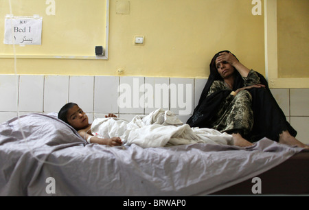 Las víctimas de un atentado en Afganistán IED Foto de stock