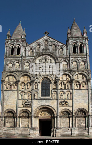 Fachada de la catedral de SAINT-PIERRE DE ANGOULEME, 12o siglo, Charente (16), Francia Foto de stock