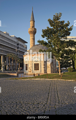Konak Mezquita, una atracción turística y en el centro histórico de la ciudad de Izmir, Turquía. Foto de stock