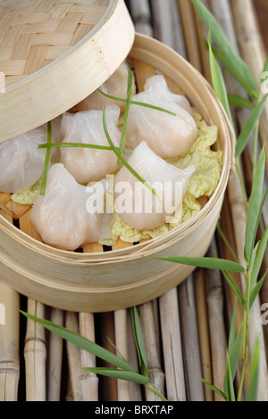 Cerca de dim sum dumplings en cesta de bambú