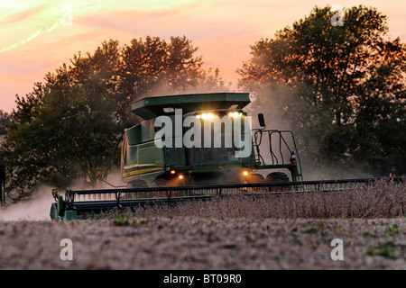 Una John Deere cosechadora 9670 STS recogiendo la soja al anochecer. Foto de stock