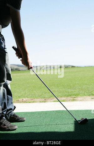 Golfista de adolescentes en el driving range Foto de stock