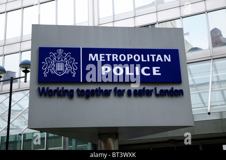 Signo de la Policía Metropolitana en New Scotland Yard, Londres, Inglaterra, Reino Unido. Foto de stock