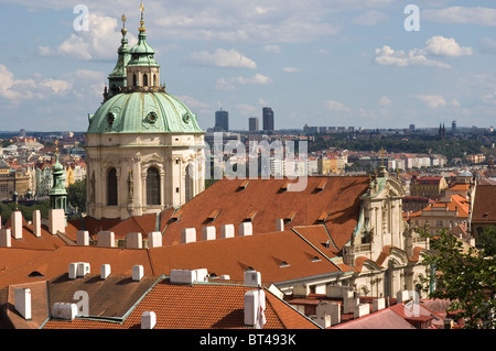 Elk188-1437 República Checa, Praga, Mala Strana, la Iglesia de San Nicolás, con techos de teja roja Foto de stock