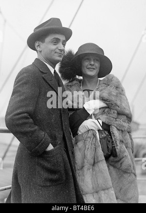 Vintage foto circa 1912 de compositor y letrista norteamericano Irving Berlin (1888 - 1989) y su primera esposa Dorothy Goetz.