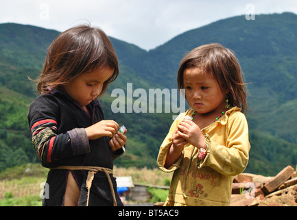Dao negro niños cerca de Sapa, Vietnam Foto de stock