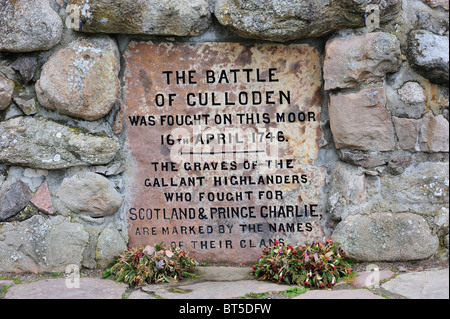 Mojón conmemorativo en honor de los caídos jacobita de soldados en el campo de batalla de Culloden, Escocia, Reino Unido Foto de stock