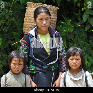 Dao negro étnico niñas cerca de Sapa, Vietnam Foto de stock