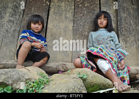 Los jóvenes negros Dao niñas cerca de Sapa, Vietnam Foto de stock