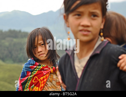 Dao Tribal Black niñas cerca de Sapa, Vietnam Foto de stock