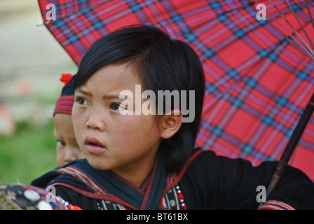 Retrato de una niña negra étnico vietnamita Dao con sombrilla cerca de Sapa, Vietnam Foto de stock
