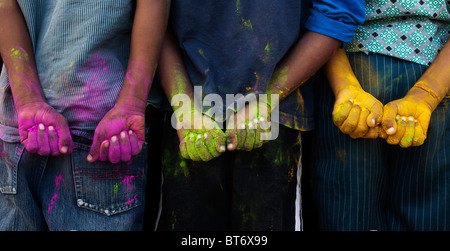 Los niños indios en polvo multicolor manos Foto de stock