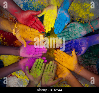 Los niños indios manos multicolores en un círculo Foto de stock
