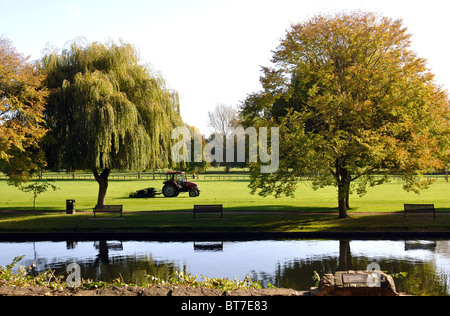 Vistas del río Avon desde el cementerio de la Santísima Trinidad, Stratford-upon-Avon, Warwickshire, Inglaterra, Reino Unido. Foto de stock