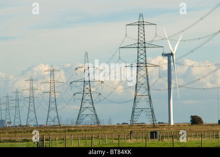 Red nacional de líneas de transmisión de electricidad y los pilones junto a las turbinas eólicas Nordex en Little Cheyne Court parque eólico Centeno Sussex