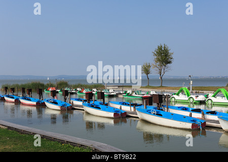 El Lago Neusiedl, lanchas en Podersdorf, Burgenland, Austria, Europa Foto de stock