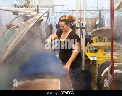 Broomfield, Colorado - un trabajador en limpiadores de Corazón de León, una empresa de lavandería y limpieza en seco. Foto de stock