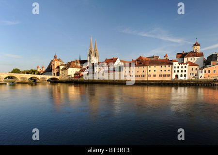 UNESCO casco antiguo de la ciudad de Regensburg, en Alemania con hitos puente de piedra sobre el río Danubio y la catedral de San Pedro Foto de stock